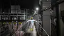 Kenichi Takahara, komunikator risiko dari perusahaan teknik dekontaminasi dan dekomisioning Fukushima Daiichi, mengunjungi sistem penghilangan multi-nuklida di Pembangkit Listrik Tenaga Nuklir (PLTN) Fukushima Daiichi milik Tokyo Electric Power Company (TEPCO) di Okuma, Prefektur Fukushima, Jepang, 20 Januari 2023. Situs ini menghasilkan 100.000 liter (3.500 kaki kubik) air yang terkontaminasi setiap hari. (Philip FONG/AFP)
