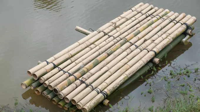 Siswa di Polewali Mandar Seberangi Sungai dengan Rakit demi Pergi Bersekolah