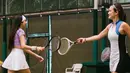 <p>Anya Geraldine dan Luna Maya membagikan aksinya bermain tenis bersama Luna Maya. Keduanya tampil dalam balutan outfit sporty yang memukau. [Foto: Instagram/ Anya Geraldine]</p>