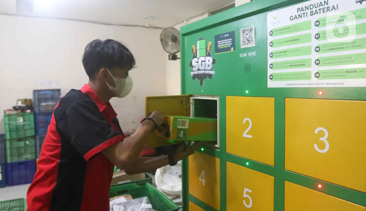 Kurir menukar baterai sepeda motor listrik dengan yang sudah penuh terisi di salah satu gerai ekspedisi jasa di kawasan Jakarta, Senin (5/9/2022). Selain untuk mengikuti anjuran pemerintah, penggunaan motor listrik pada kurir di perusahaan ekspedisi jasa tersebut bertujuan untuk menekan biaya operasional di tengah kenaikan harga bahan bakar minyak (BBM). (Liputan6.com/Herman Zakharia)