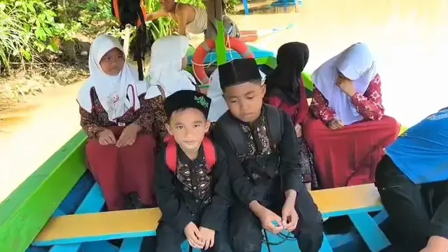 Pelajar dan Warga Sukabumi Terpaksa Gunakan Perahu Usai Jembatan Putus