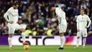 Real Madrid kalah 0-4 dari Barcelona. Kekalahan dalam laga Liga Spanyol musim 2015/2016 yang digelar di Santiago Bernabeu, 21 November 2015 ini adalah yang pertama dan memutus rentetan 23 laga tak terkalahkan Cristiano Ronaldo bersama Real Madrid di musim 2015/2016. (AFP/Javier Soriano)
