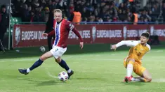 Pemain Norwegia, Erling Haaland, berusaha melewati pemain Moldova pada laga pertama di Grup I Kualifikasi Piala Dunia 2026 Zona Eropa di Stadion Zimbru, Minggu (23/03/2025) dini hari WIB. (AP Photo/Aurel Obreja)