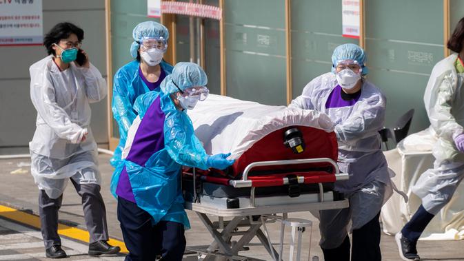 Pekerja medis Rumah Sakit Universitas Nasional Kyungpook memindahkan seorang pasien di Daegu, Korea Selatan, Rabu (4/3/2020). Jumlah total pasien yang terinfeksi virus corona (COVID-19) di Korea Selatan bertambah menjadi 5.621 kasus. (Xinhua/Lee Sang-ho)
