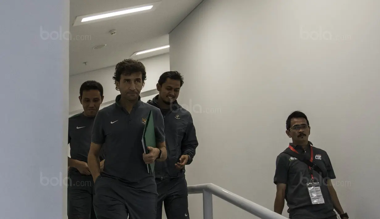Pelatih Timnas Indonesia, Luis Milla, bersiap memimpin latihan di SUGBK, Jakarta, Sabtu (13/1/2018). Timnas Indonesia menggelar latihan terakhir sebelum laga persahabatan melawan Islandia. (Bola.com/Vitalis Yogi Trisna)
