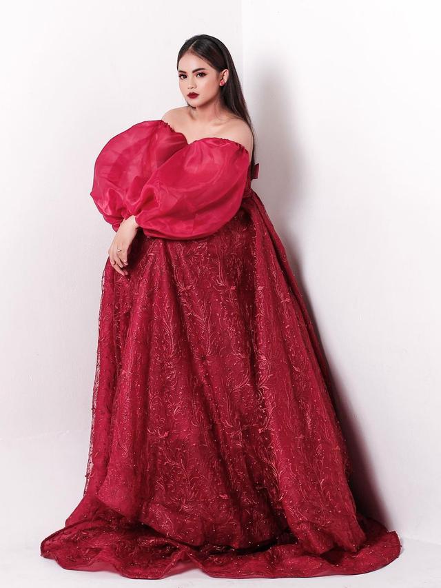 6 Gaya Pemotretan Terbaru Putri DA 4, Tampil Menawan dengan Gaun Merah