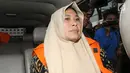 Mirawati Basri, orang kepercayaan I Nyoman Dhamantra memakai rompi tahanan usai menjalani pemeriksaan di Gedung KPK, Jakarta, Jumat (9/8/2019). Mirawati Basri ditahan bersama 5 tersangka terkait suap izin impor bawang putih dari Kementerian Pertanian dan SPI dari Kemendag. (merdeka.com/Dwi Narwoko)