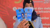 Petugas menunjukkan kartu akses layanan Kumham Jatim. (Dian Kurniawan/Liputan6.com)