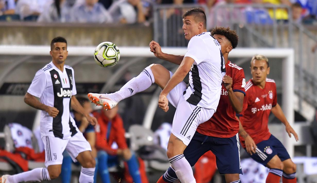 Pemain anyar Juventus, Andrea Favilli mempertahankan bola saat melawan Bayern Munchen dalam International Champions Cup (ICC) 2018 di Lincoln Financial Field, Philadelphia, Amerika Seikat, Rabu (25/7). (Drew Hallowell/Getty Images/AFP)
