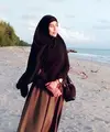 Beberapa waktu lalu penyanyi dangdut yang populer dengan lagu Keong Racun, Cinta Penelope memutuskan untuk berhijab. Cinta yang dulu dikenal dengan imej seksi itu membuat banyak pertanyaan dari warganet. (Instagram/princess_cinta_penelope)