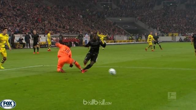 Berita video highlights Bundesliga, Stuttgart Vs Borussia Dortmund, Sabtu (18/11/2017). This video presented by BallBall.