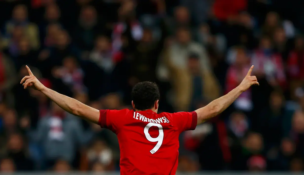 Penyerang Bayern Muenchen, Robert Lewandowski melakukan selebrasi usai mencetak gol ke gawang Dinamo Zegreb pada laga Liga Champions di Allianz Arena, Jerman (30/9/2015). Muenchen menang telak atas Dinamo Zegreb dengan skor 5-0. (REUTERS/Michael Dalder)