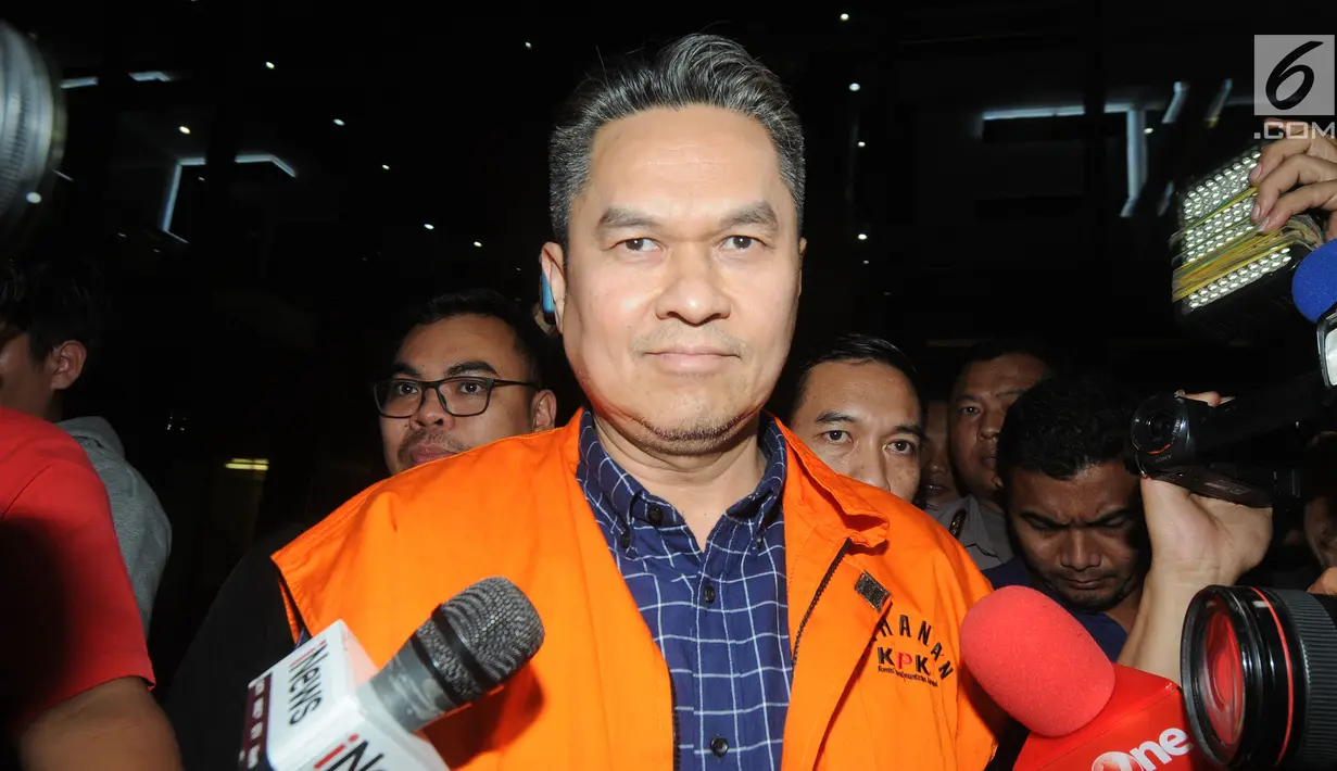 Direktur Keuangan PT Angkasa Pura (AP) II Andra Y Agussalam mengenakan rompi tahanan usai menjalani pemeriksaan pasca OTT di Gedung KPK, Jakarta, Jumat (2/8/2019). Andra Y Agussalam ditahan di Rutan K4 Cabang KPK terkait kasus dugaan suap proyek pengadaan BHS. (merdeka.com/Dwi Narwoko)