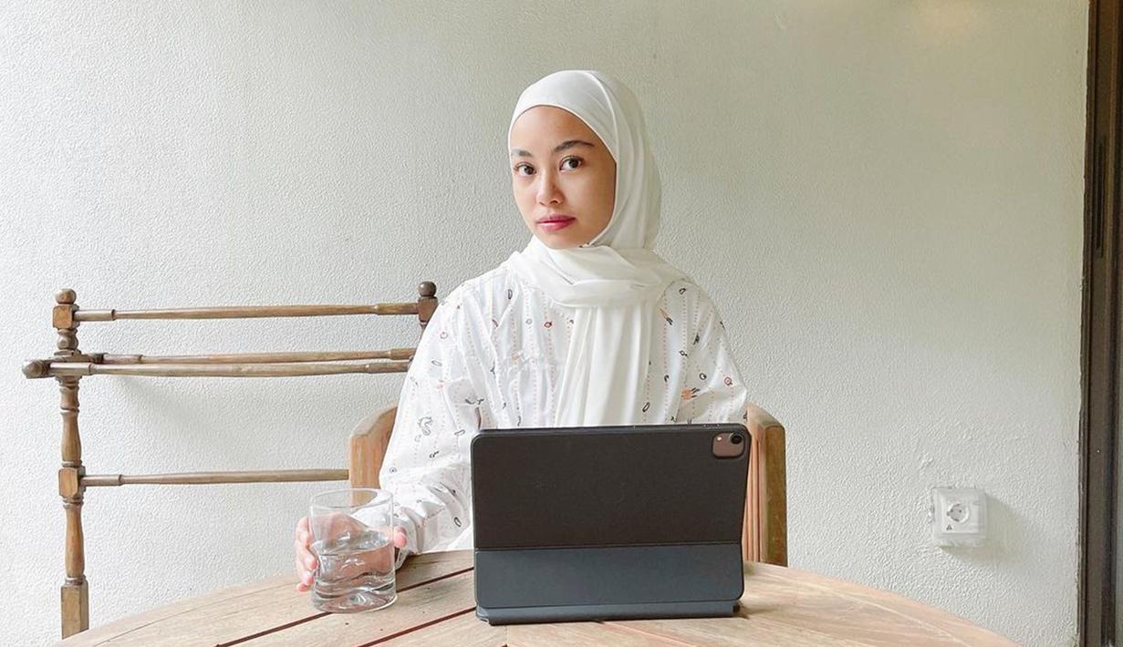 Rintik Sedu populer setelah buku berjudul Kata dan Geez & Ann menjadi best seller. Kedua buku tersebut bahkan diangkat ke layar lebar. Sebagai penulis best seller, kehidupan Tsana selalu menarik untuk dipantau. Termasuk melihat gaya Tsana saat hangout. Biasanya Tsana hangout pakai outfit serba putih. (Liputan6.com/IG/@ntsana)