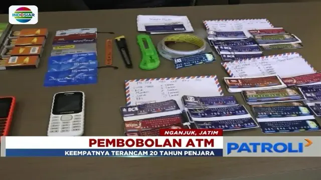 Empat pembobol mesin ATM diciduk polisi saat melancarkan aksinya di Terminal Nganjuk, Jawa Timur.