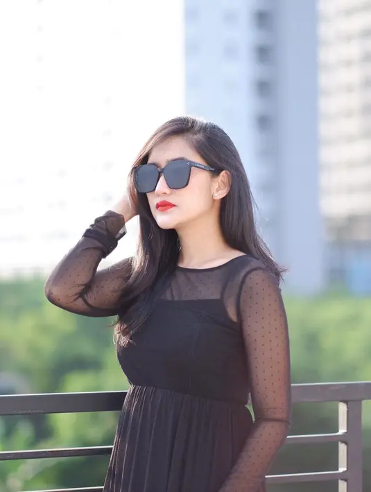 Dengan outfit serba hitam dengan lipstik merah, pemeran Ratu di series Suara Hati Istri-Zahra ini tampil elegan dan berkharisma. Tak heran jika ia punya banyak fans, meski sering dicap aktris antagonis. (Liputan6.com/IG/@zoravidyanata)