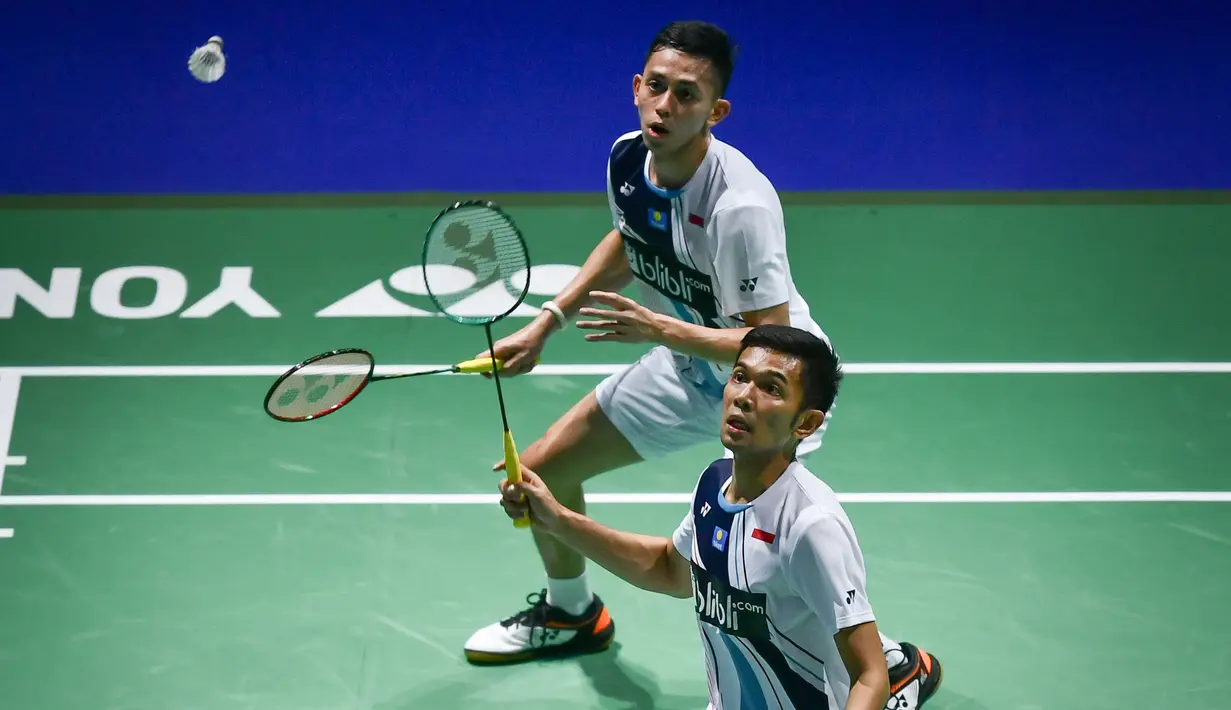 Ganda putra Indonesia Fajar Alfian (kanan) / Muhammad Rian Ardianto (kiri) saat bertanding menghadapi Hendra Setiawan / Mohammad Ahsan pada semifinal Kejuaraan Dunia Bulu Tangkis 2019 di St Jakobshalle, Basel, Swiss, Sabtu (24/8/2019). Hendra / Ahsan melaju ke final. (FABRICE COFFRINI/AFP)