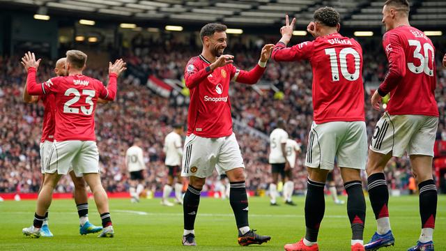 Bruno Fernandes (tengah) merayakan gol Manchester United ke gawang Liverpool di pekan ke-35 Liga Inggris 2025/2026 di Old Trafford, Minggu (03/05/2026) malam WIB.