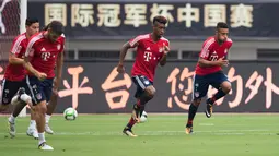 Para pemain Bayern Munchen saat mengikuti sesi latihan jelang bertanding melawan Arsenal pada laga International Champions Cup 2017 di Shanghai (18/7). Munchen dan Arsenal akan bertanding pada 19 Juli. (AFP Photo/Johannes Eisele)