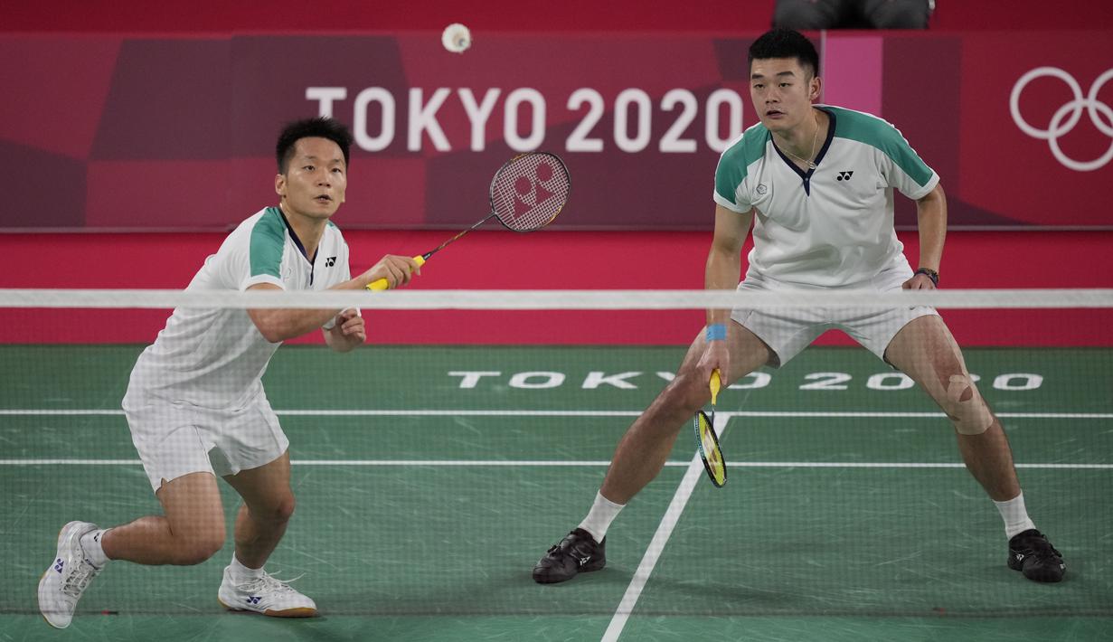 Pebulu tangkis Taiwan Lee Yang / Wang Chi-Lin saat bertanding melawan pebulu tangkis Indonesia Kevin Sanjaya / Marcus Gideon pada babak penyisihan grup ganda putra Olimpiade Tokyo 2020 di Tokyo, Jepang, Selasa (27/7/2021). Kevin Sanjaya / Marcus Gideon kalah. (AP Photo/Dita Alangkara)