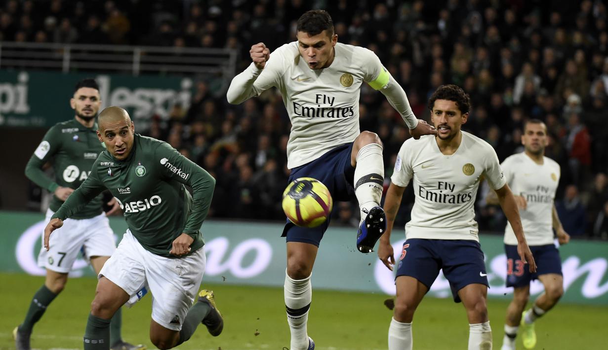 Aksi Thiago Silva pada laga lanjutan Ligue 1 yang berlangsung di stadion Geoffroy-Guichard, Loire, Senin (18/2). PSG menang 1-0 atas St-Etienne. (AFP/Philippe Kiasek)