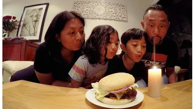 Ronal Surapradja bersama istri dan kedua anaknya saat liburan di Auckland, Selandia Baru