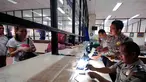 Petugas samsat Jakarta Pusat saat melayani wajib pajak, Kamis (11/12/2014). (Liputan6.com/Johan Tallo)
