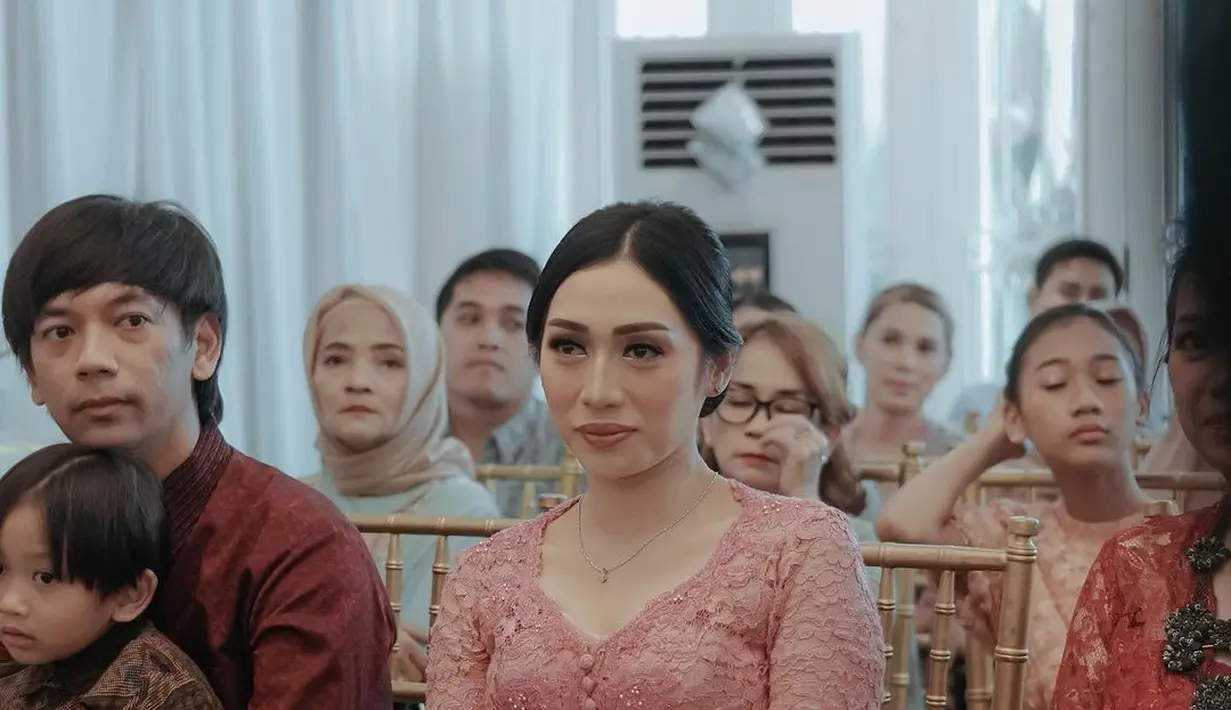 Cantiknya Ririn dibalut kebaya merah muda di momen lamarannya dengan Angga beberapa waktu lalu. Ia memadukan penampilannya dengan kain wastra bernuansa kecokelatan yang serasi. [Foto: Instagram/dewiandarini]