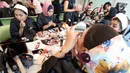 Sejumlah peserta mengikuti Lifestyle Meetup kelas beauty workshop di SCTV Tower, Jakarta, Sabtu (12/8). Dalam acara ini sebanyak 30 peserta belajar merias wajahnya untuk hasil selfie yang sempurna. (Liputan6.com/Helmi Afandi)