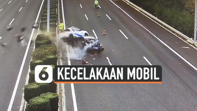 Hasil gambar untuk Detik-Detik Polisi Nyaris Tertabrak Mobil Saat Bertugas