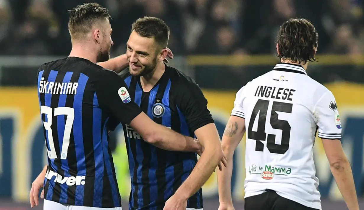 Pemain Inter Milan, Milan Skriniar dan Stefan de Vrij, merayakan kemenangan atas Parma pada laga Serie A di Stadion Ennio-Tardini, Sabtu (9/2). Inter Milan menang 1-0 atas Parma. (AFP/Miguel Medina)