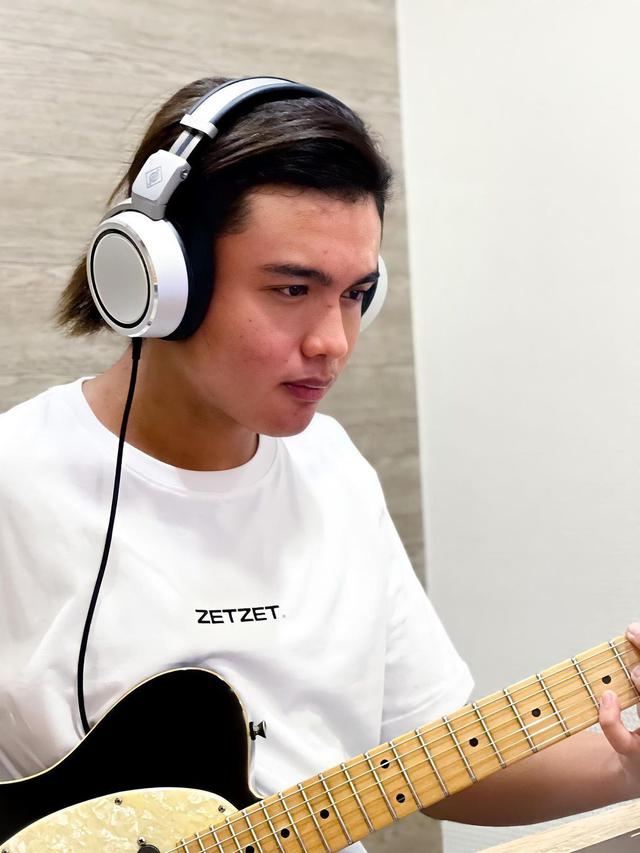 7 Potret Restu, Putra Charly van Houten yang Ikut Terjun di Dunia Musik