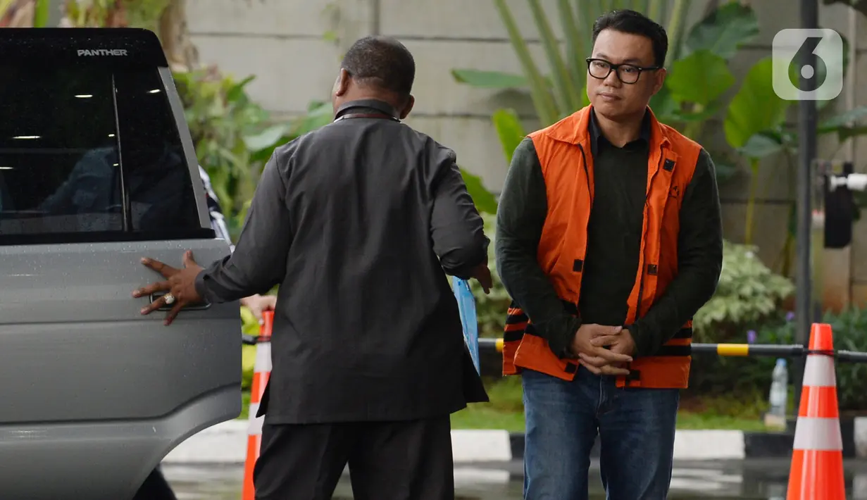 Mantan Direktur Utama Perum Perindo, Risyanto Suanda (kanan) tiba untuk pemeriksaan di Gedung KPK, Jakarta, Senin (20/1/2020). Berkas perkara tersangka Risyanto Suanda terkait kasus dugaan korupsi kuota impor ikan tahun 2019 telah lengkap (P21) dan siap untuk disidangkan. (merdeka.com/Dwi Narwoko)