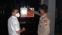 Petugas menyegel salah satu tempat hiburan malam di Jalan Inspeksi Kalimalang, Tambun Selatan, Kabupaten Bekasi karena melanggar prokes saat PPKM Level 3. (Liputan6.com/Bam Sinulingga)