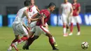 Aksi pemain Timnas Indonesia U-23, Febri Haryadi mengecoh pemain Suriah U-23 pada laga persahabatan di Stadion Wibawa Mukti, Bekasi, Rabu (16/11/2017). Indonesia kalah 2-3. (Bola.com/NIcklas Hanoatubun