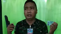 Anggota koramil menangkap TNI gadungan yang sudah meresahkan warga. Tak tanggung-tanggung, TNI gadungan itu juga mengaku wartawan salah satu media online di Gorontalo. (Liputan6.com/ Arfandi Ibrahim)