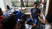 Cristian Gonzales kaget saat dipanggil dengan panggilan 'coach' oleh awak media. (Bola.com/Iwan Setiawan)