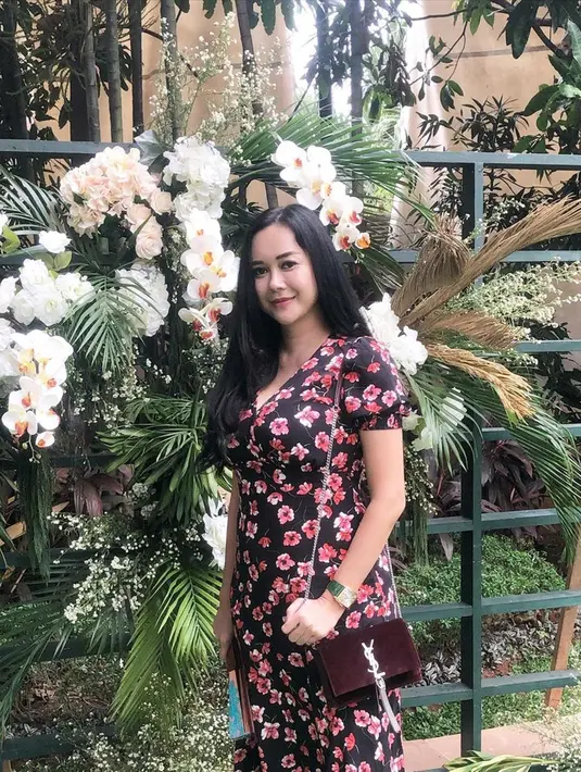 Sebagai publik figur, Aura Kasih tentu memperhatikan penampilannya. Seperti kali ini, ia tampil dengan dengan dress simple bermotif bunga warna merah dan hitam. Busana yang ia pakai, membuatnya tampak makin cantik.
(Liputan6.com/IG/@aurakasih)