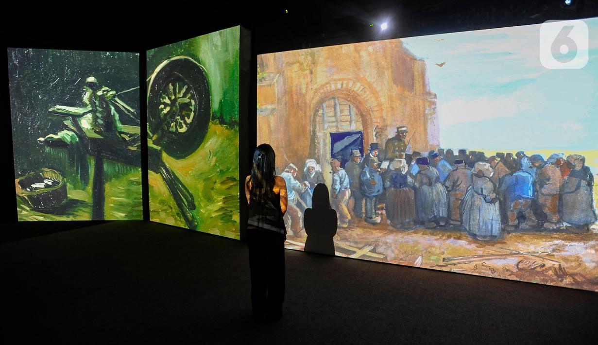 Dibuat oleh Grande Experiences, pameran itu memberikan kesempatan bagi pengunjung untuk menikmati lukisan Van Gogh dengan multisensosi, perpaduan cahaya, warna, suara, dan aroma semarak. (merdeka.com/Arie Basuki)