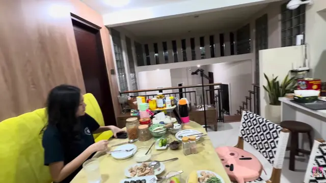 Potret Dapur dan Meja Makan Rumah Bimbim Slank