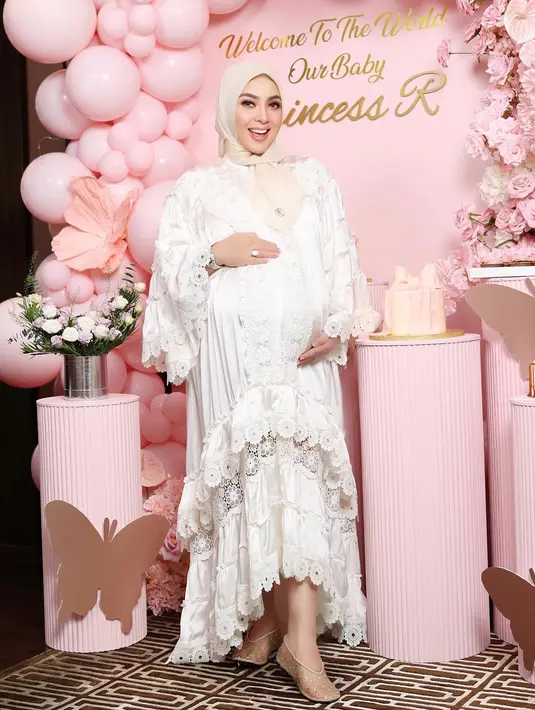 <p>"Sekaligus Ulang Tahunnya Raja Ratu Tgl 31 July Di Hari Itu, Feeling Blessed And Grateful Yaa Allah Alhamdulillah," tutur pelantun lagu "Seperti Itu?" (Foto: Instagram/ princessyahrini)</p>