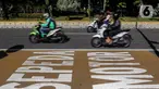 Kendaraan Roda dua melintasi Jalur Khusus Sepeda Motor dijalan Medan Merdeka Barat, Jakarta, Jumat (21/8/2020). Pemprov DKI Jakarta mengeluarkan Pergub Nomor 80 Tahun 2020 tentang Pelaksanaan PSBB Pada Masa Transisi Menuju Masyarakat Sehat, Aman, dan Produktif. (Liputan6.com/Johan Tallo)