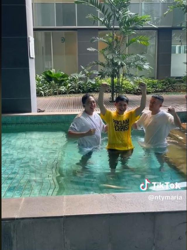 6 Potret Rayn Wijaya Jalani Pembaptisan, Ranty Maria Bagikan Prosesnya