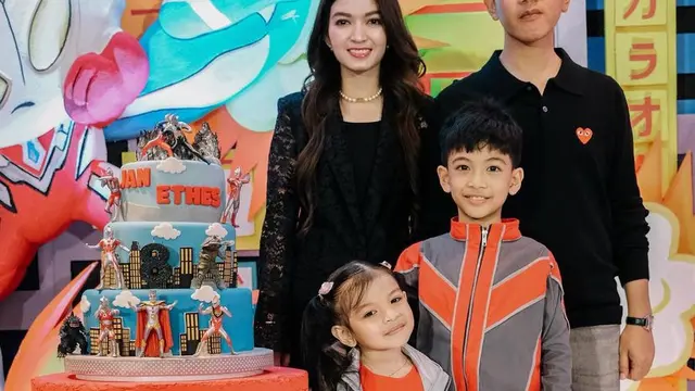 Gaya Gibran Rakabuming Serba Branded dan Selvi Ananda saat Pesta Ulang Tahun Jan Ethes. [@rizzga]