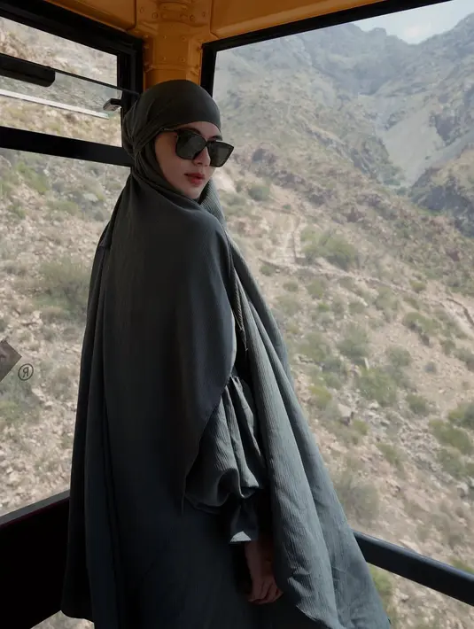 <p>Di sana, ibu dua anak tersebut juga berkesempatan naik cable car. Dia berpose dalam balutan abaya dan french khimar. (Foto: Instagram/ paula_verhoeven)</p>