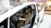 Perempuan Arab Saudi menjajal mobil saat mengunjungi showroom mobil khusus wanita di kota pelabuhan Laut Merah, Jeddah, Kamis (11/1). Showroom mobil khusus wanita tersebut dibuka di sebuah pusat perbelanjaan di Jeddah. (Amer HILABI/AFP)
