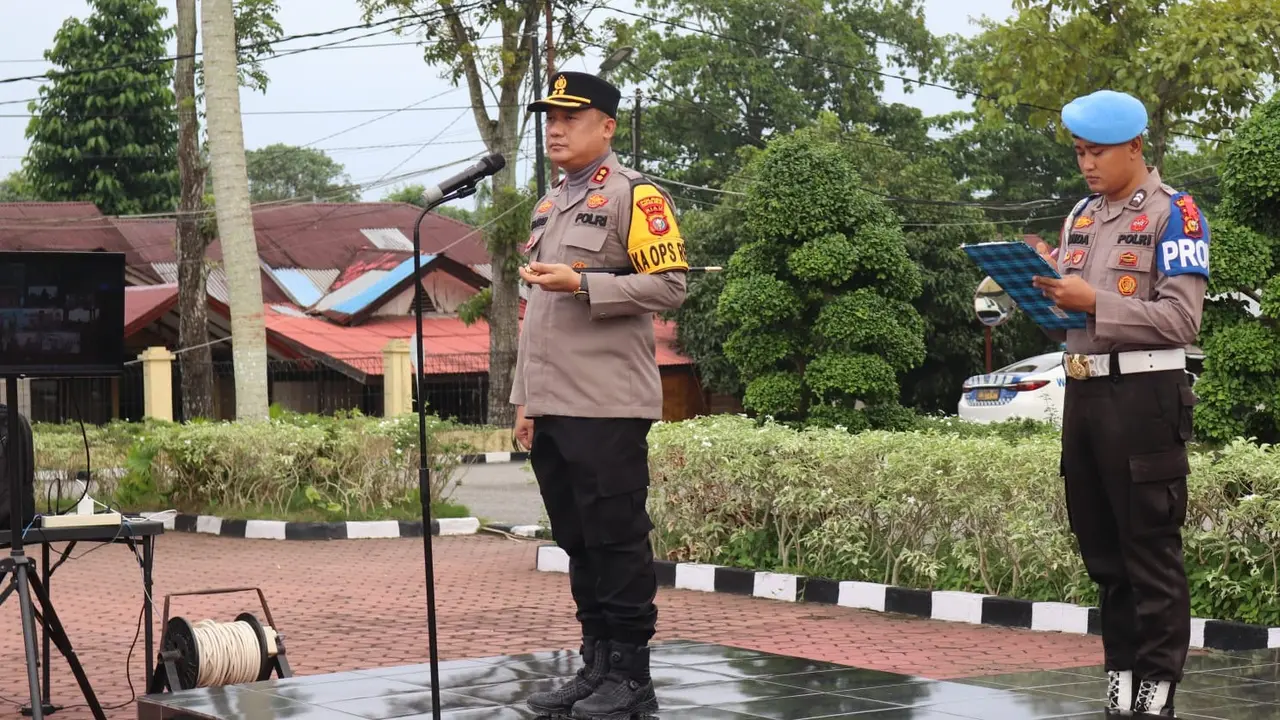 Kapolres Rokan Hilir AKBP Isa Imam Syahroni memberikan arahan kepada personelnya terkait peredaran narkoba dan pengamanan Pilkada.