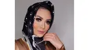 Tak hanya kerap mengenakan pakaian ketat saja, baru-baru ini Krisdayanti tampil mengenakan hijab. Meskipun demikian, ia tetap terlihat cantik menawan. (Foto: instagram.com/krisdayantilemos)