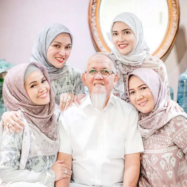 10 Potret Shandy Aulia dengan Keluarga, Tetap Kompak Meski Beda Agama