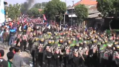 Ribuan buruh sepatu PT Cinderella villa Indonesia Tajungsari Surabaya,mengahadang aparat kepolisian dari Polres pelabuhan Tanjung Perak Surabaya  dan Polda Jawa Timur.